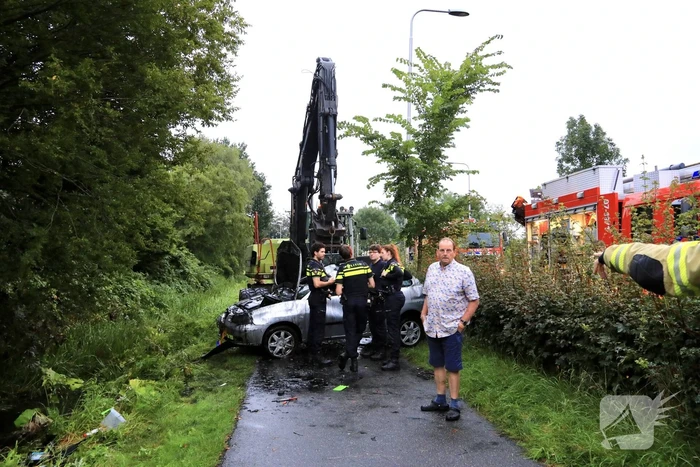 Auto raakt van de weg en belandt in sloot