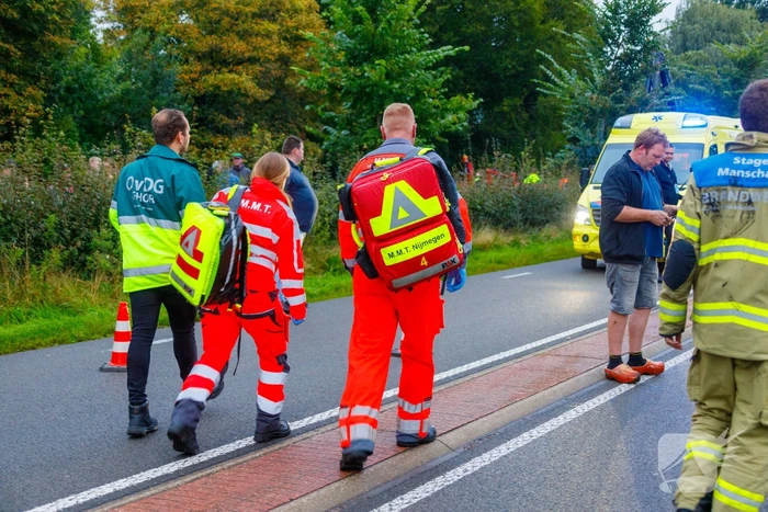 Auto raakt van de weg en belandt in sloot