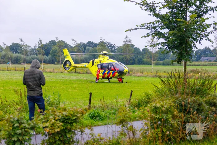 Auto raakt van de weg en belandt in sloot