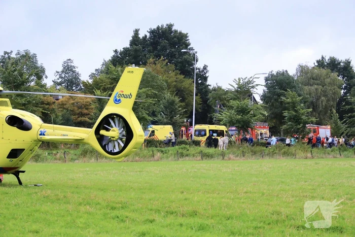Auto raakt van de weg en belandt in sloot