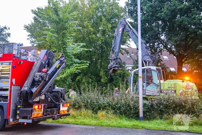 Auto raakt van de weg en belandt in sloot