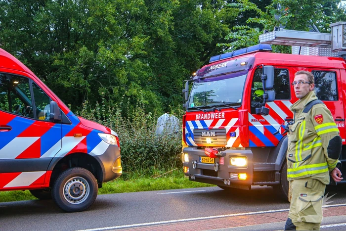 Auto raakt van de weg en belandt in sloot