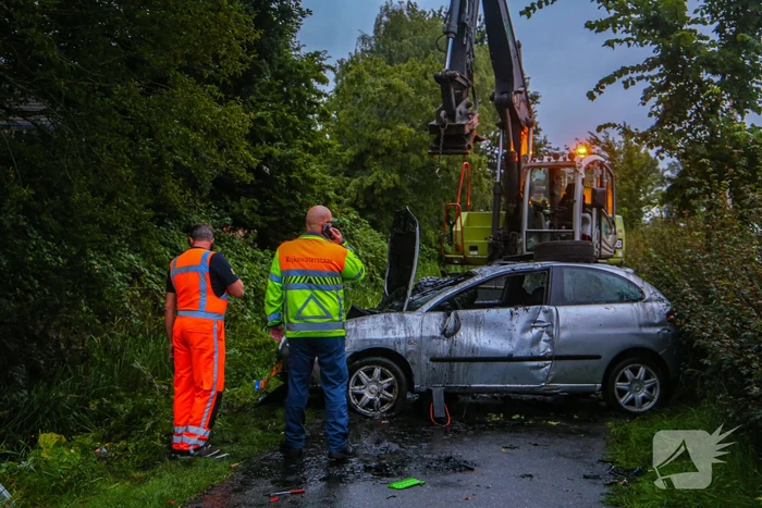 Auto raakt van de weg en belandt in sloot