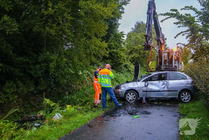 Auto raakt van de weg en belandt in sloot