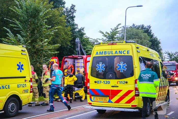 Auto raakt van de weg en belandt in sloot