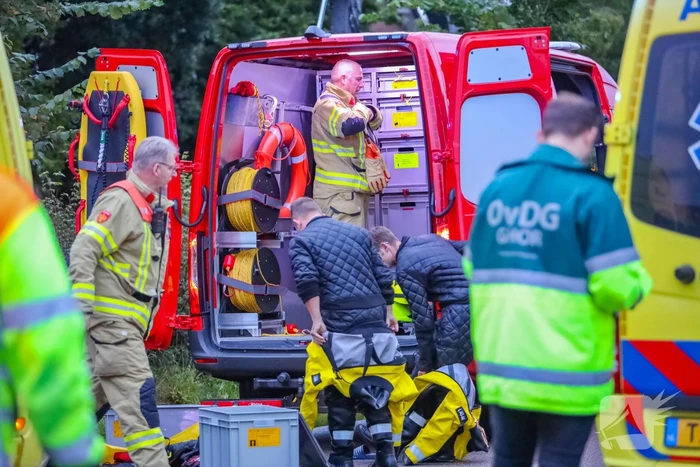 Auto raakt van de weg en belandt in sloot