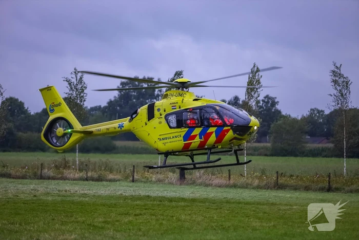 Auto raakt van de weg en belandt in sloot
