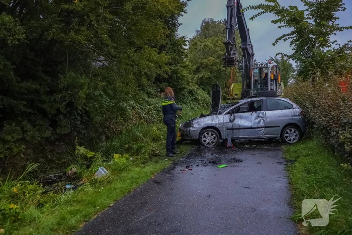 Auto raakt van de weg en belandt in sloot