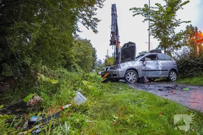 Auto raakt van de weg en belandt in sloot