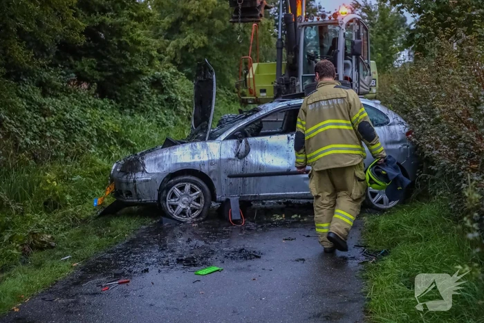 Auto raakt van de weg en belandt in sloot