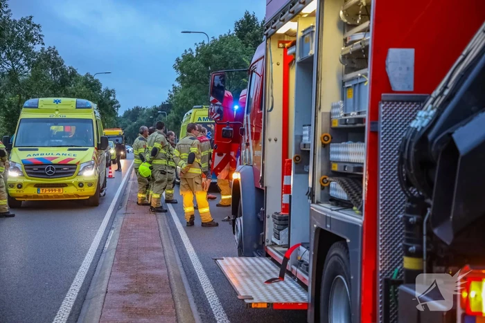 Auto raakt van de weg en belandt in sloot