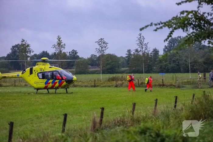 Auto raakt van de weg en belandt in sloot