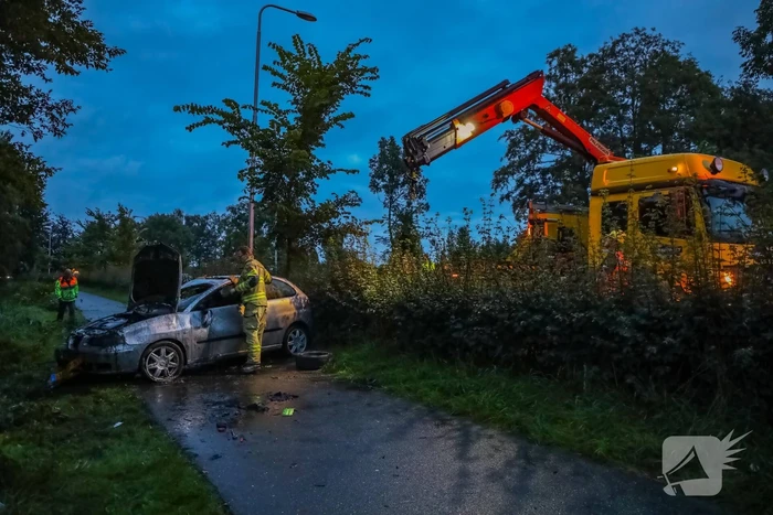 Auto raakt van de weg en belandt in sloot