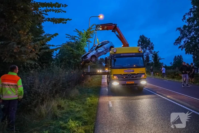 Auto raakt van de weg en belandt in sloot