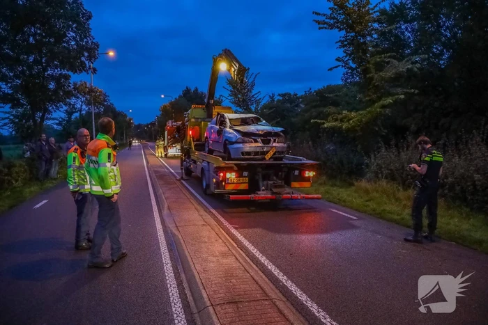 Auto raakt van de weg en belandt in sloot