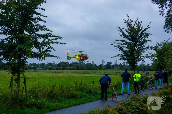 Auto raakt van de weg en belandt in sloot