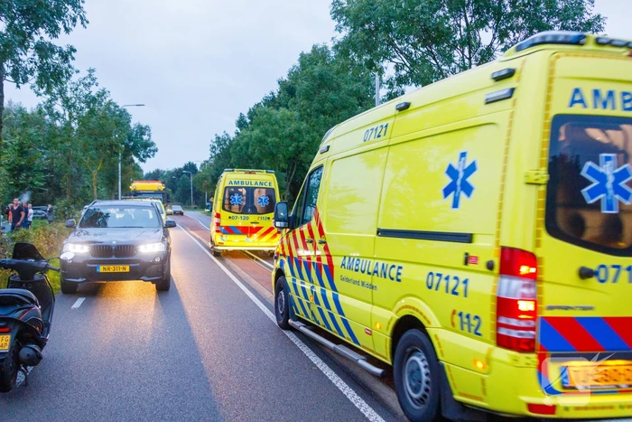 Auto raakt van de weg en belandt in sloot