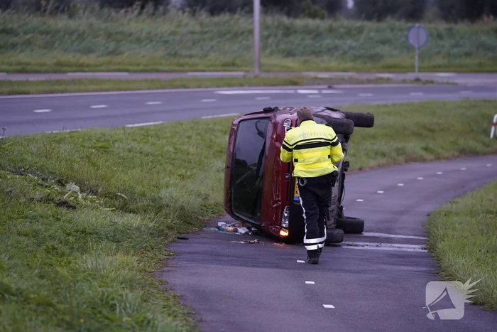 Busje vliegt uit de bocht en belandt op zijkant