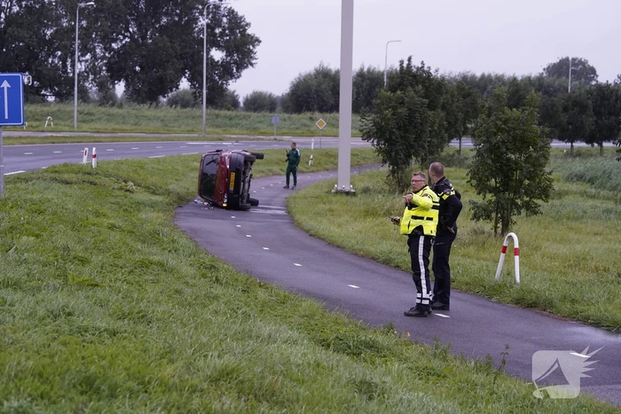 Busje vliegt uit de bocht en belandt op zijkant
