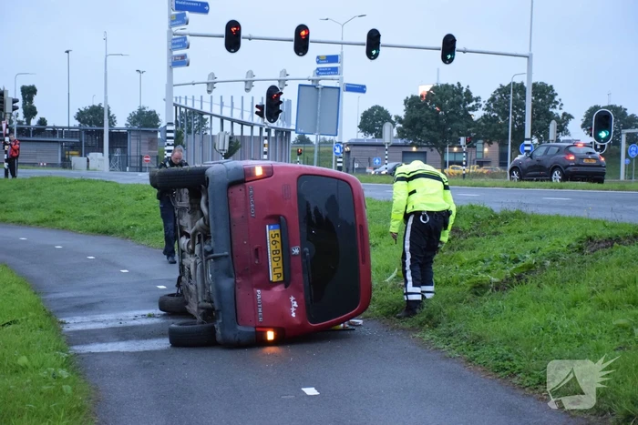 Busje vliegt uit de bocht en belandt op zijkant