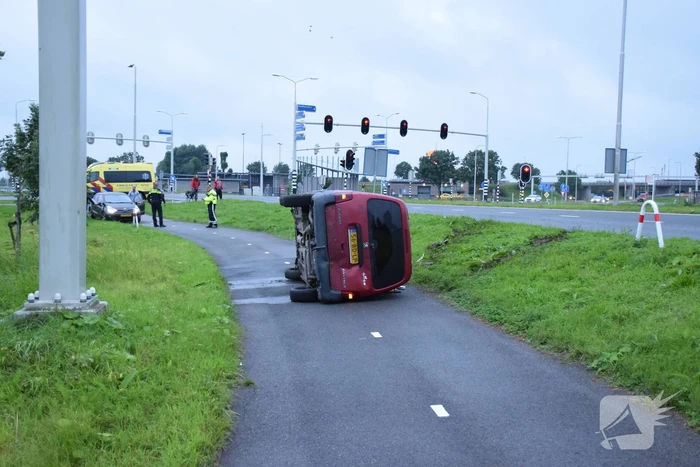 Busje vliegt uit de bocht en belandt op zijkant