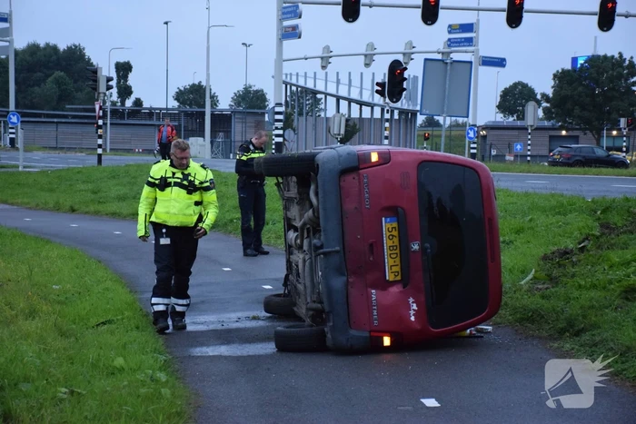Busje vliegt uit de bocht en belandt op zijkant