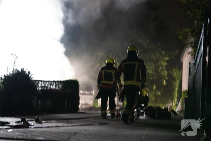 Flinke buitenbrand op terrein van hovenier