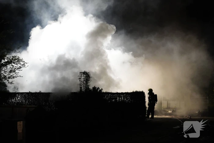 Flinke buitenbrand op terrein van hovenier