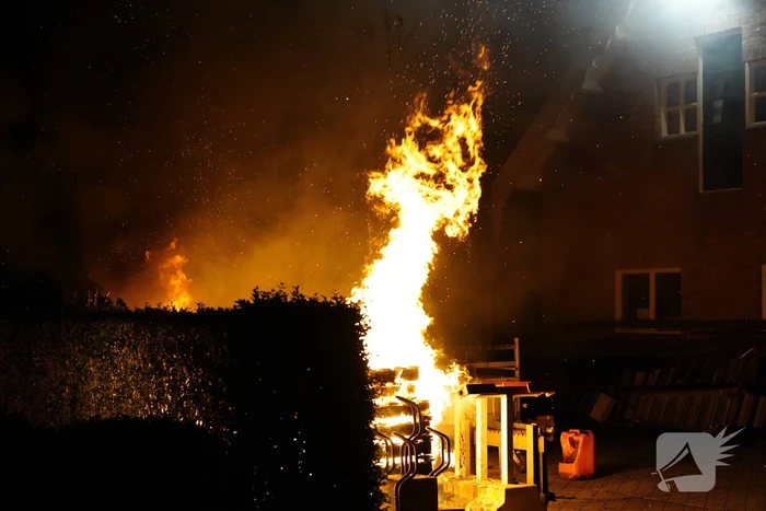 Flinke buitenbrand op terrein van hovenier