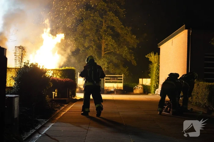 Flinke buitenbrand op terrein van hovenier