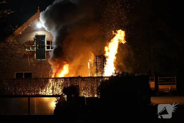 Flinke buitenbrand op terrein van hovenier