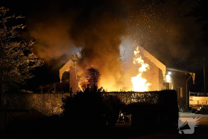 Flinke buitenbrand op terrein van hovenier