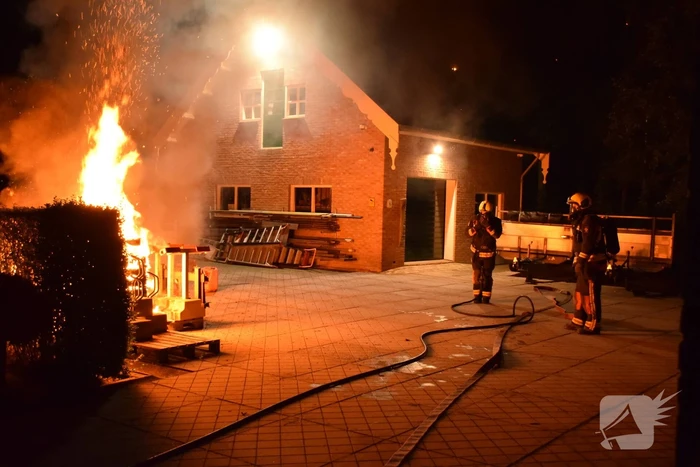 Flinke buitenbrand op terrein van hovenier
