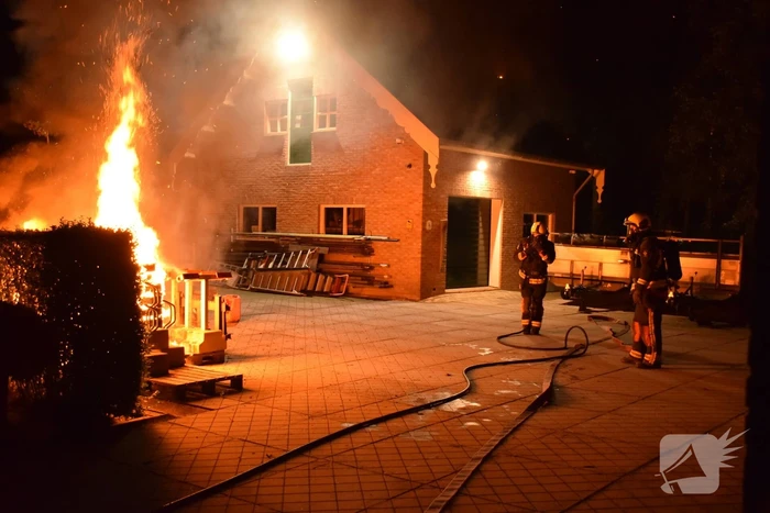 Flinke buitenbrand op terrein van hovenier