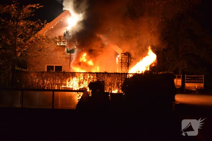 Flinke buitenbrand op terrein van hovenier