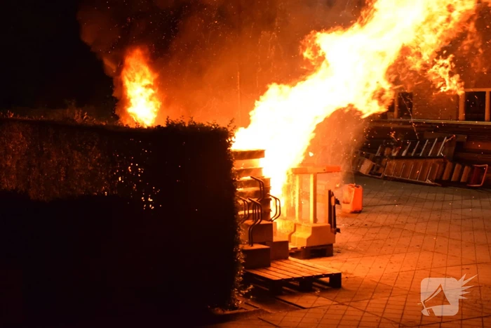 Flinke buitenbrand op terrein van hovenier
