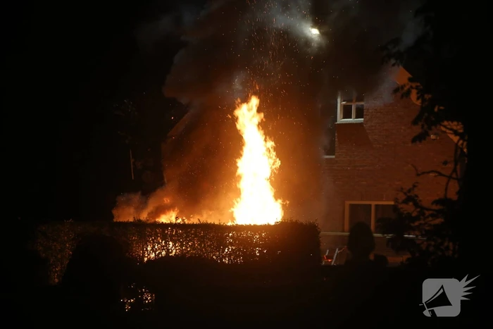 Flinke buitenbrand op terrein van hovenier