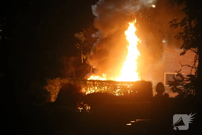 Flinke buitenbrand op terrein van hovenier