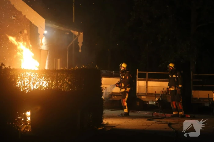 Flinke buitenbrand op terrein van hovenier