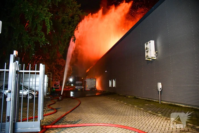 Uitslaande brand verwoest bedrijfspand