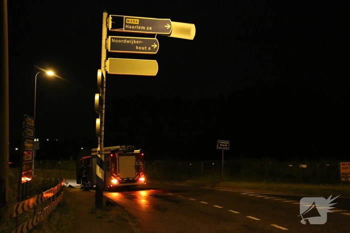 Brandweer zet losgewaaide bewegwijzering weer vast