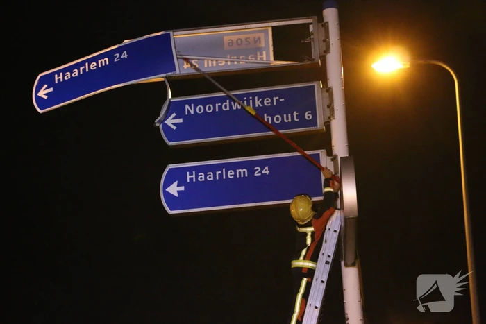 Brandweer zet losgewaaide bewegwijzering weer vast