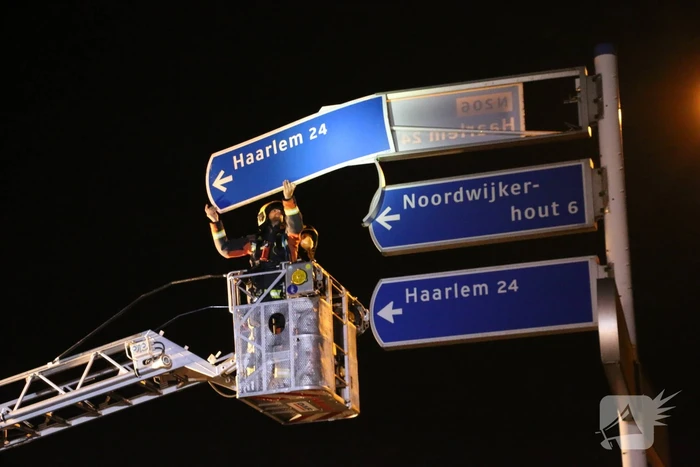 Brandweer zet losgewaaide bewegwijzering weer vast
