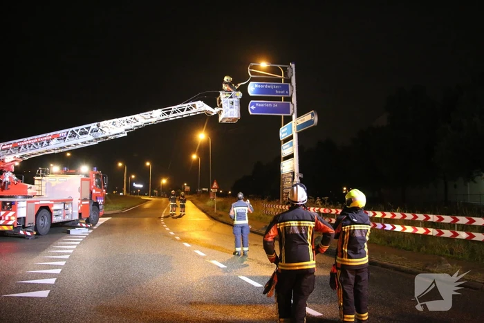 Brandweer zet losgewaaide bewegwijzering weer vast
