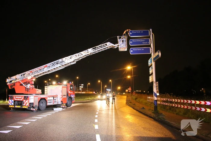Brandweer zet losgewaaide bewegwijzering weer vast