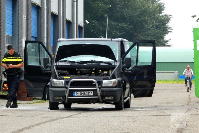 Brand in motorcompartiment van bestelbus