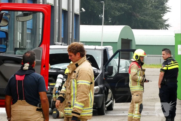 Brand in motorcompartiment van bestelbus