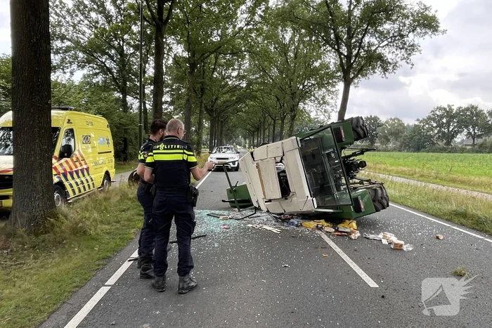 Tractor over de kop na botsing met boom