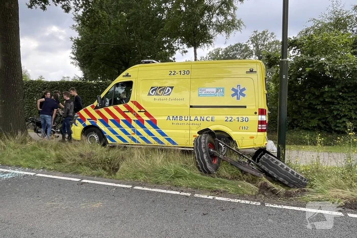 Tractor over de kop na botsing met boom
