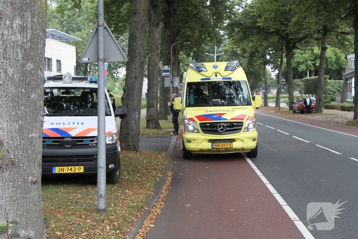 Vrouw met fiets gaat onderuit voor ingang ziekenhuis